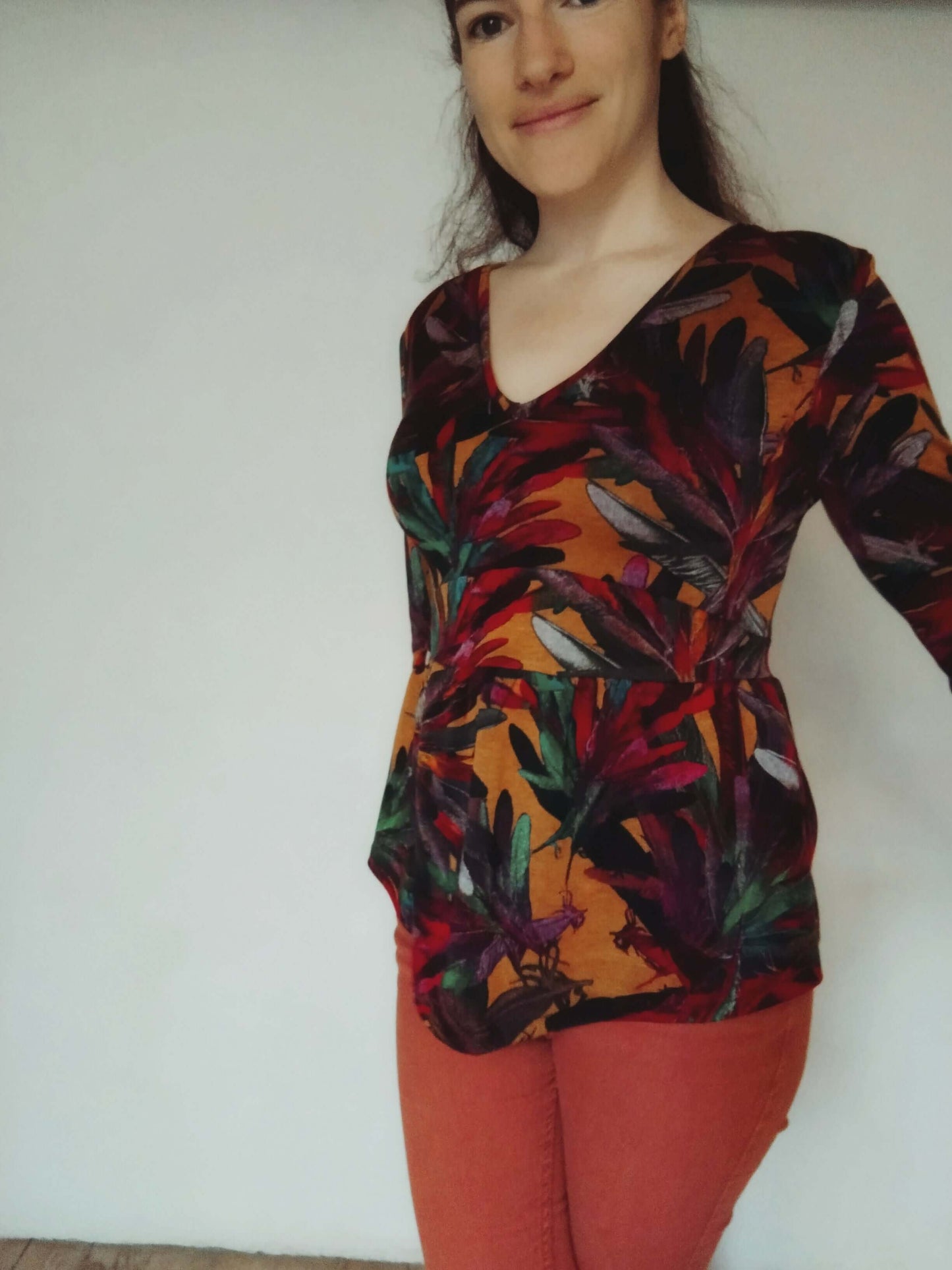 Femme portant un Top/Robe "Leonfe" du 32 au 56, avec encolure en V et motif coloré. Patron de couture PDF à télécharger disponible.