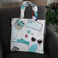 Tote bag, avec couture anglaise sur un canapé, avec motifs voyage, patron de couture pdf à télécharger.