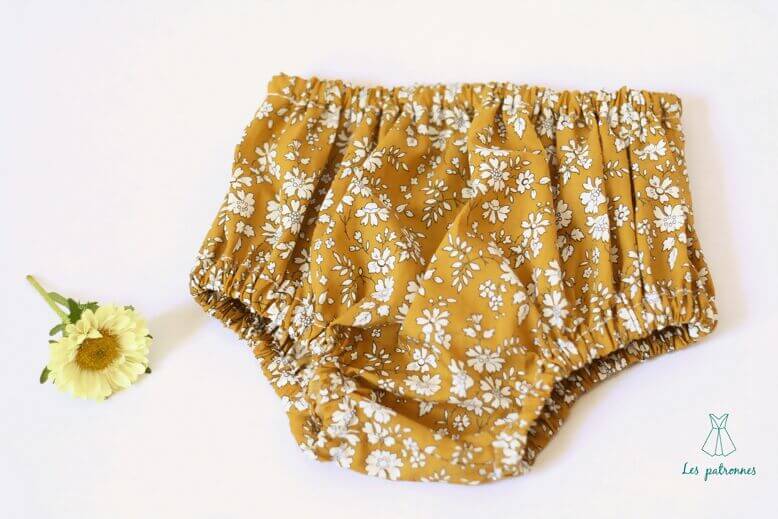 Trio de Bloomers - patron de couture pdf à télécharger pour bébé, modèle chic avec tissu fleuri jaune et blanc, facile et rapide à coudre