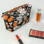Trousse fourre-tout Fraise des bois avec maquillage, parfum et accessoires, pratique pour le voyage.