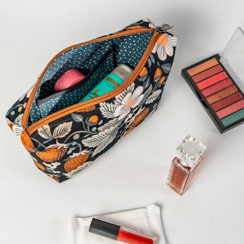 Trousse fourre-tout Fraise des bois ouverte, idéale pour le maquillage et les essentiels de voyage.