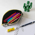 Trousse maquillage ou stylos, 4 formats – Pomme ouverte avec stylos colorés, patron de couture pdf à télécharger, design pratique.