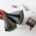 Trousse maquillage ou stylos, 4 formats – Pomme avec patron de couture pdf à télécharger, vue de l'ouverture et rangement pratique.