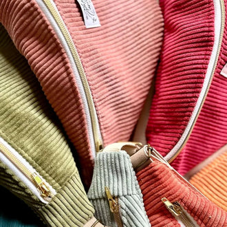 Gros plan de sacs banane colorés - Tutoriel Sac Banane avec patron de couture pdf à télécharger inclus.