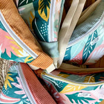 Tutoriel Sac Banane avec patron de couture pdf à télécharger, coloris variés et motifs tropicaux. Parfait pour un projet DIY personnalisé.