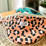 Tutoriel Sac Banane avec patron de couture pdf à télécharger, sac banane créé avec motifs léopard, guide complet de 17 pages.
