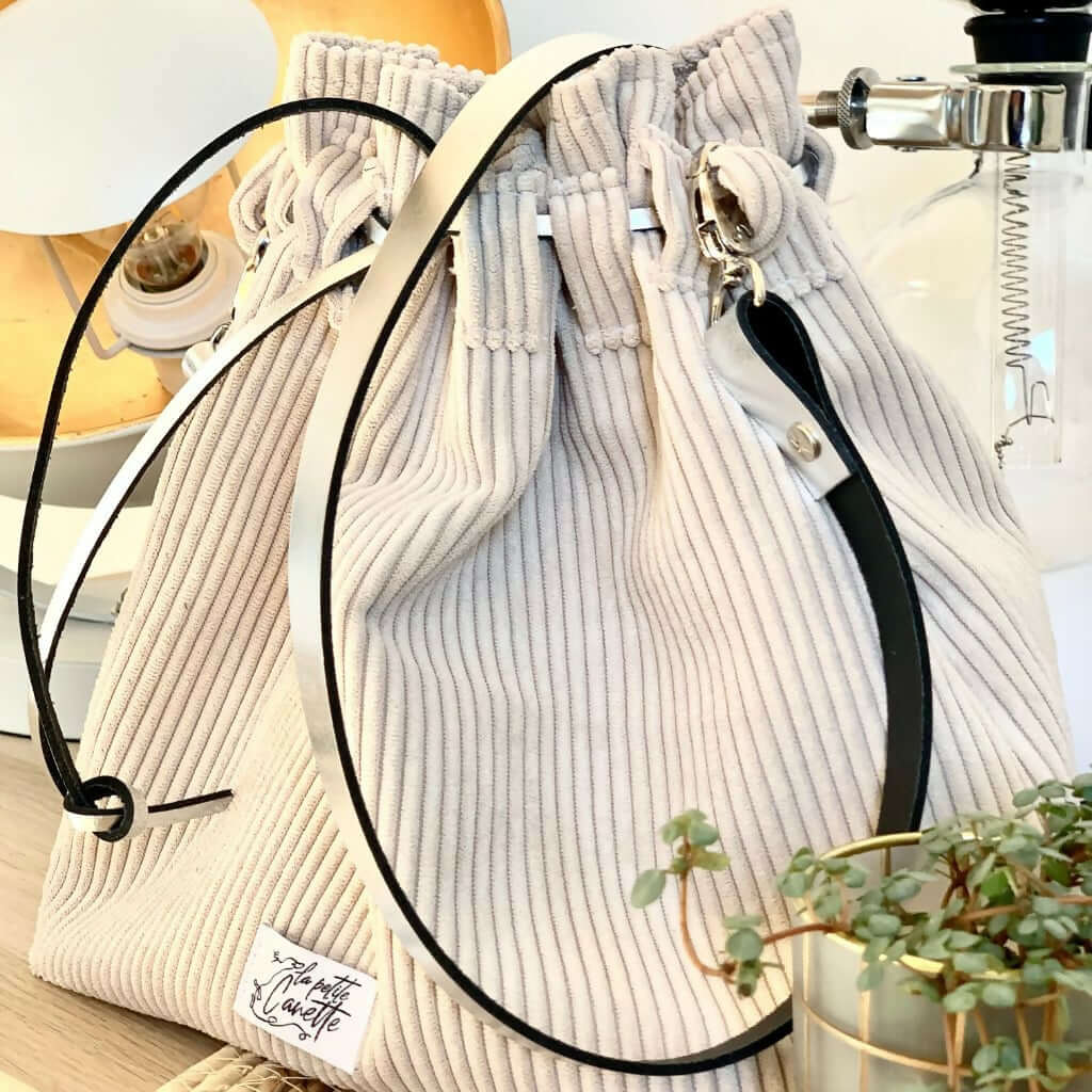 Tutoriel Sac Seau avec patron de couture pdf à télécharger, sac seau original et pratique sur une table en bois clair.