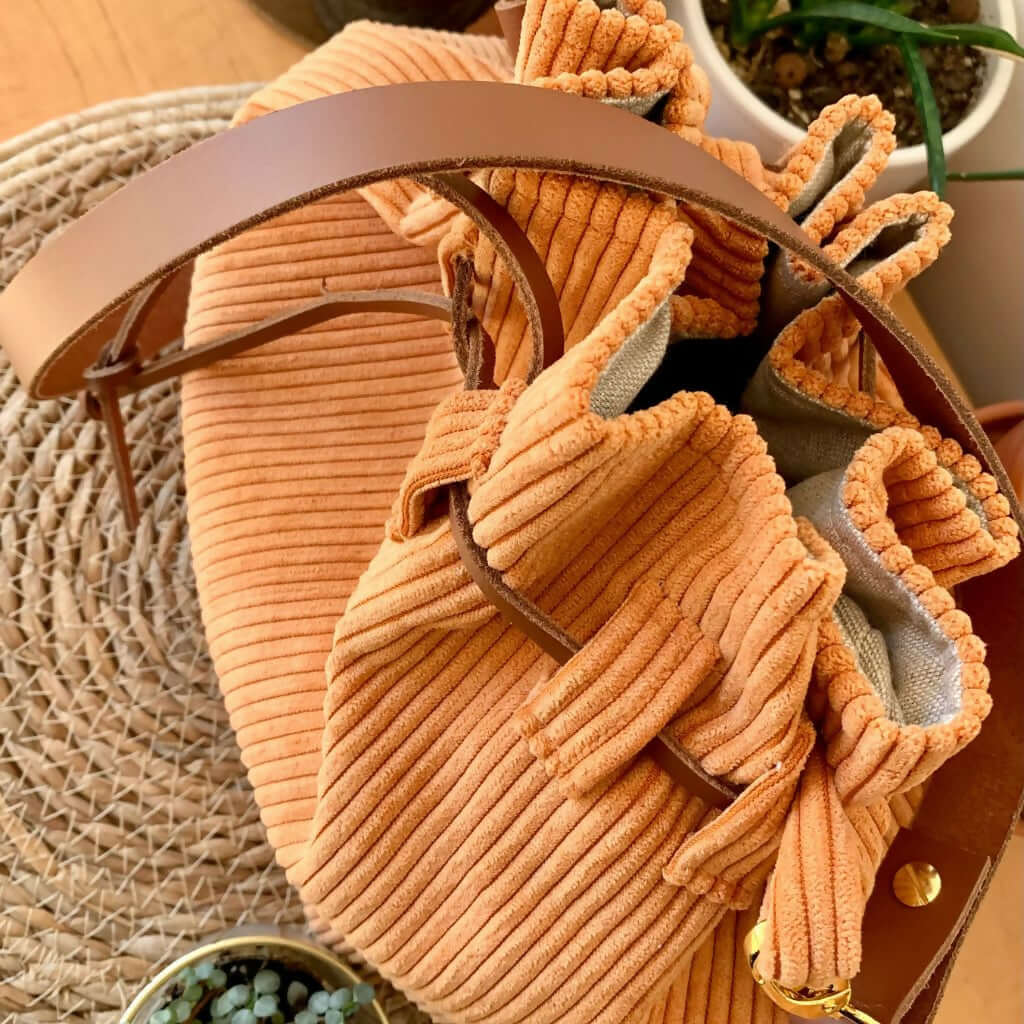 Tutoriel Sac Seau – Patron de couture PDF à télécharger, sac en tissu côtelé orange avec détails pratiques.