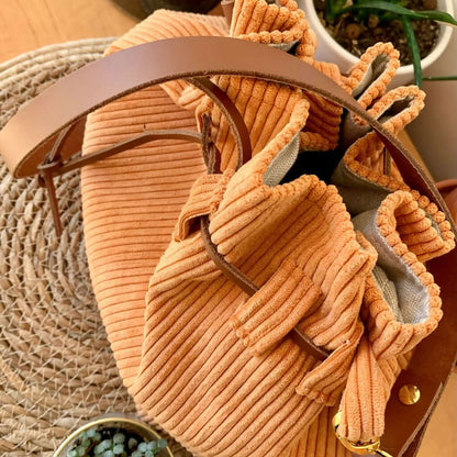 Tutoriel Sac Seau – Patron de couture PDF à télécharger, sac en tissu côtelé orange avec détails pratiques.