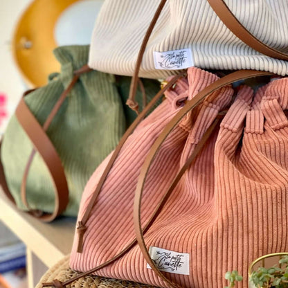 Découvrez le Tutoriel Sac Seau, patron de couture PDF à télécharger, pour créer ce sac seau pratique et moderne en différentes couleurs.