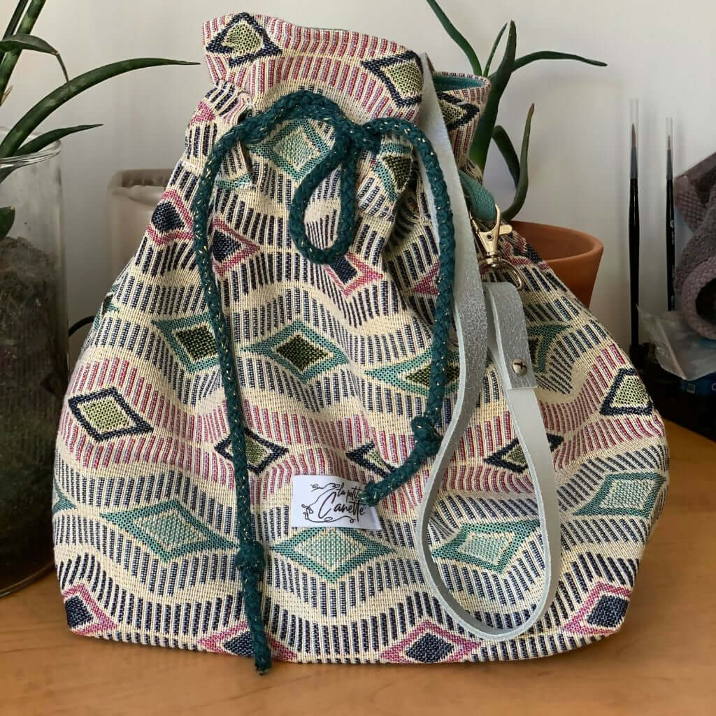 Tutoriel Sac Seau - patron de couture pdf à télécharger pour créer un sac à main original et pratique avec motif géométrique.