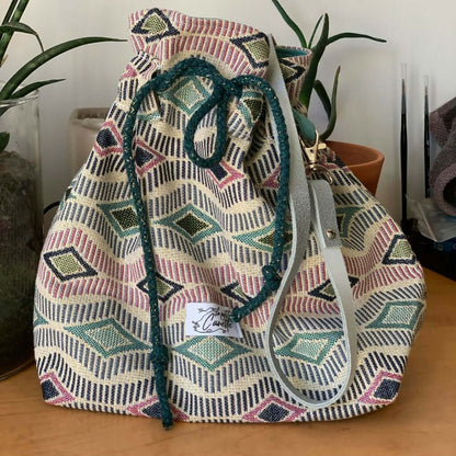 Tutoriel Sac Seau - patron de couture pdf à télécharger pour créer un sac à main original et pratique avec motif géométrique.