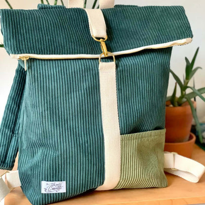 Tutoriel Sac à dos mixte en tissu vert, modèle à personnaliser avec patron de couture pdf à télécharger, pratique et unisexe.