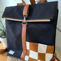 Tutoriel Sac à dos mixte, patron de couture pdf à télécharger, sac noir avec bandes marron et poche à motif, vue de face.