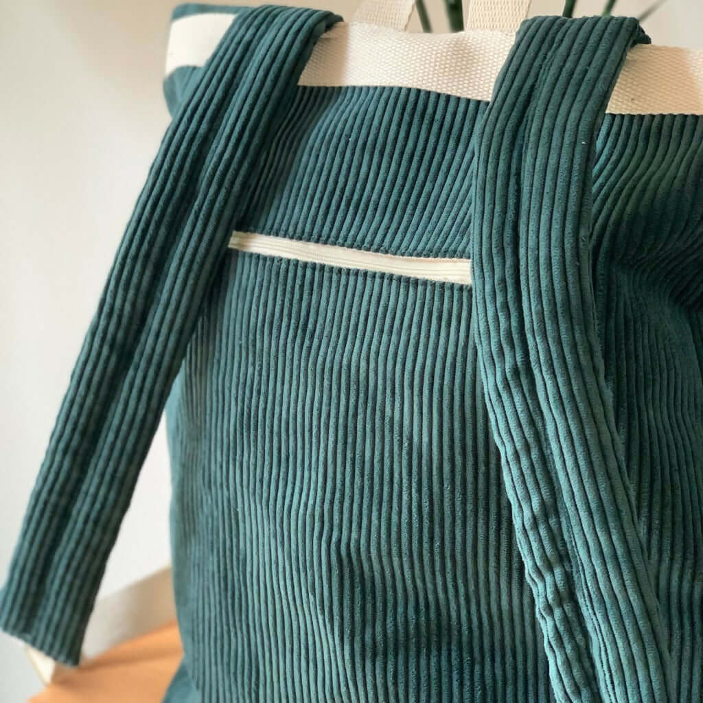Tutoriel Sac à dos mixte en velours côtelé vert avec poches  zippées, patron de couture PDF à télécharger.