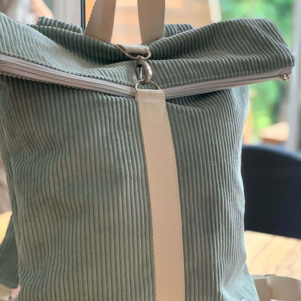 Tutoriel Sac à dos mixte avec patron de couture pdf à télécharger, adaptable et fonctionnel pour homme et femme, détail du tissu côtelé.