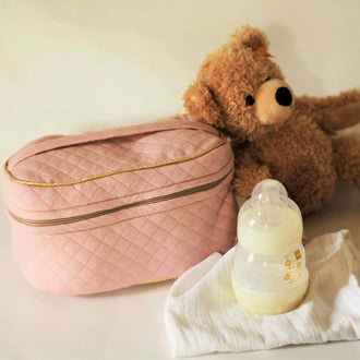 Vanity rose avec biberon et peluche en arrière-plan, patron de couture pdf à télécharger, parfait pour les voyages.