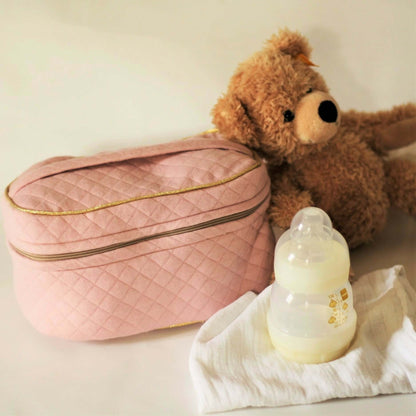 Vanity rose avec biberon et peluche en arrière-plan, patron de couture pdf à télécharger, parfait pour les voyages.