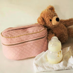 Vanity rose avec biberon et peluche en arrière-plan, patron de couture pdf à télécharger, parfait pour les voyages.