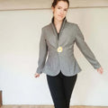 Femme portant la veste "Arybelle", col châle, style cintré avec bouton, couleur grise, élégante pour la demi-saison.