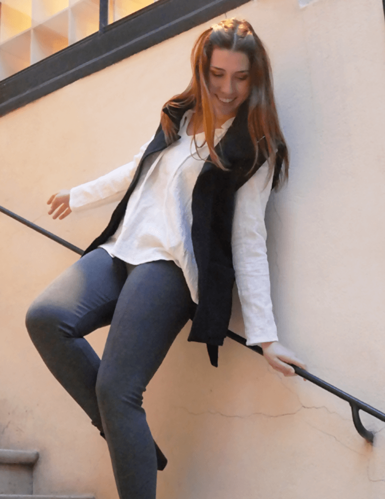 Femme portant la veste Bogota, stylée et décontractée, dévalant des escaliers avec élégance.