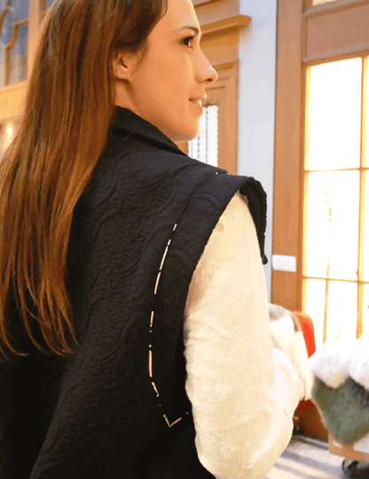 Femme portant la veste Bogota, montrant les détails de couture et le style élégant.