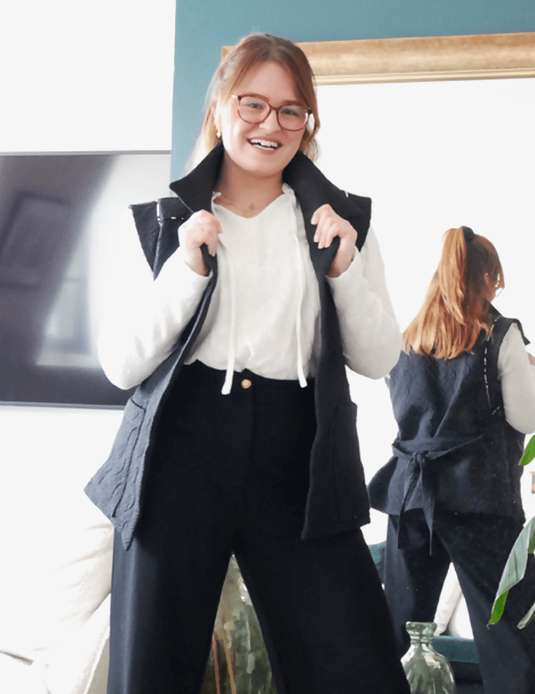 Femme souriante portant la veste Bogota, élégante et décontractée, parfaite pour toutes les saisons.