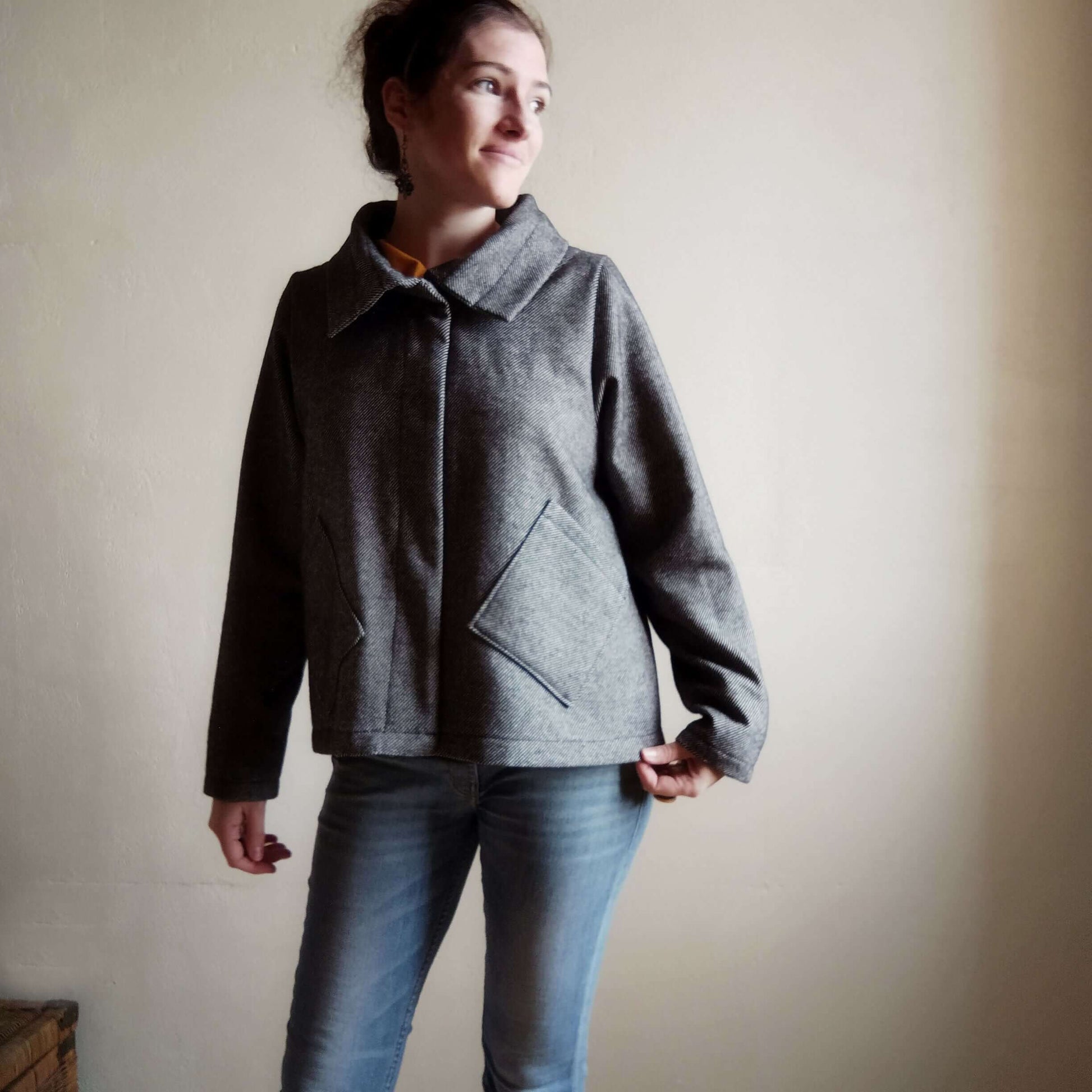 Femme portant la Veste "Camur" du 32 au 60, patron de couture pdf à télécharger, design en trapèze avec gros col et manches droites.