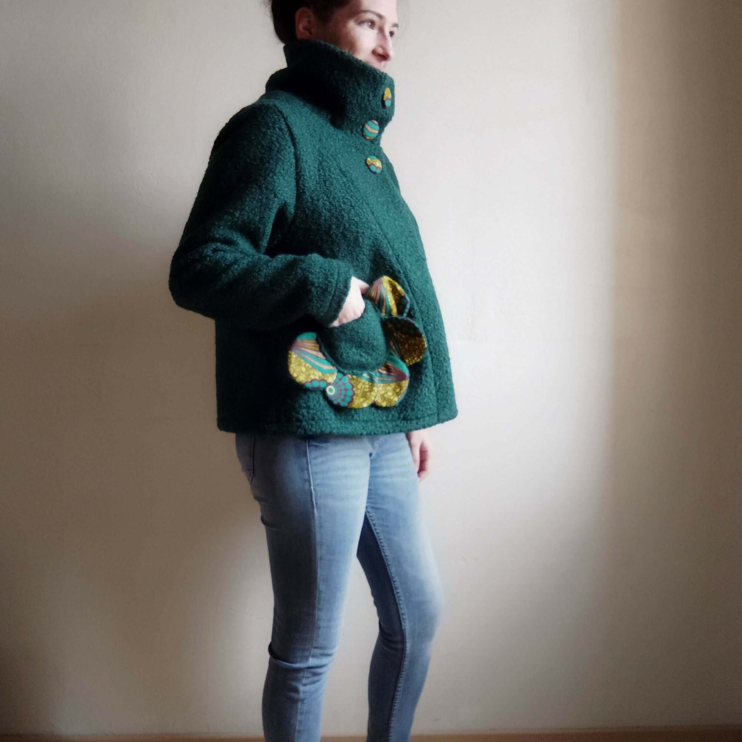 Veste "Camur" du 32 au 60, patron de couture PDF à télécharger, femme portant veste non doublée avec col montant, coupe évasée