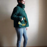 Veste "Camur" du 32 au 60, patron de couture PDF à télécharger, femme portant veste non doublée avec col montant, coupe évasée