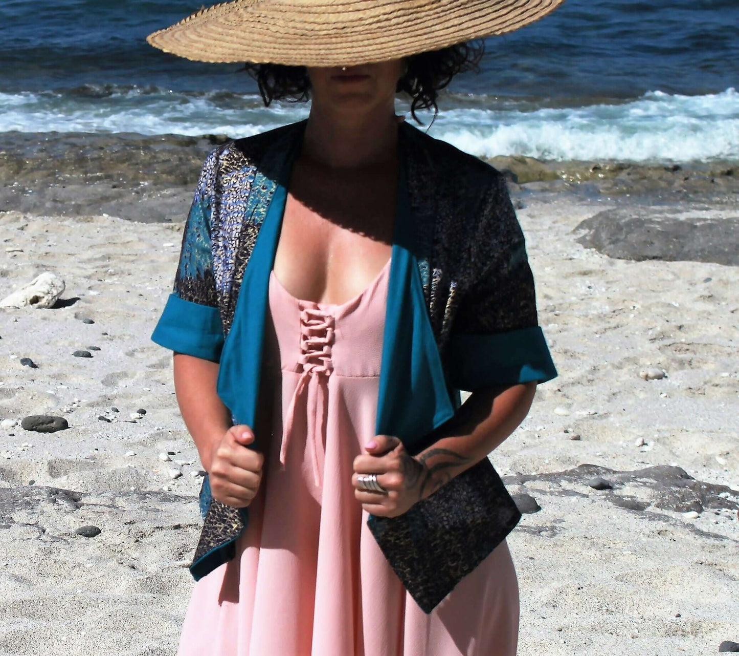 Femme portant la Veste Cybèle - T36 à 50 sur une plage, illustrant le patron de couture pdf à télécharger.