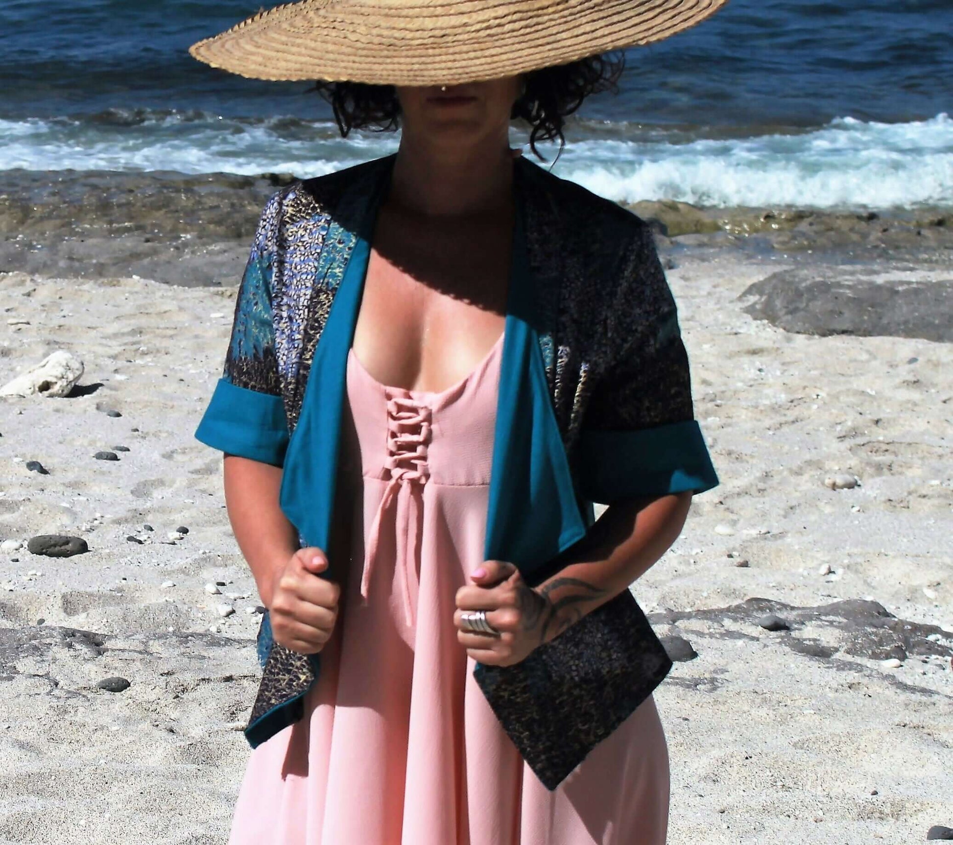 Femme portant la Veste Cybèle - T36 à 50 sur une plage, illustrant le patron de couture pdf à télécharger.