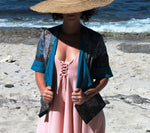 Femme portant la Veste Cybèle - T36 à 50 sur une plage, illustrant le patron de couture pdf à télécharger.