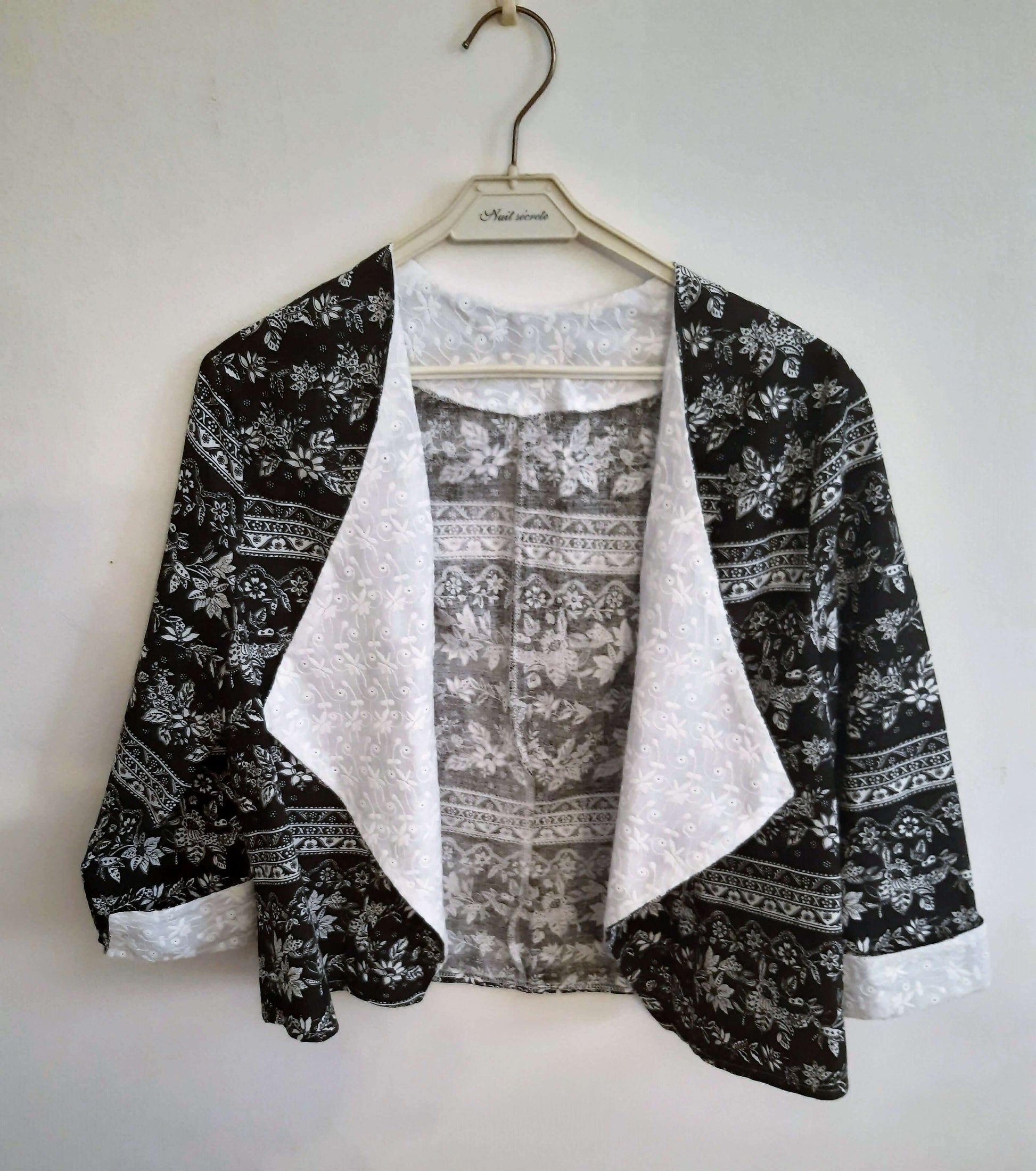 Veste Cybèle - T36 à 50, chic veste à motifs floraux et revers blancs, patron de couture PDF à télécharger. Élégance pour toutes occasions.