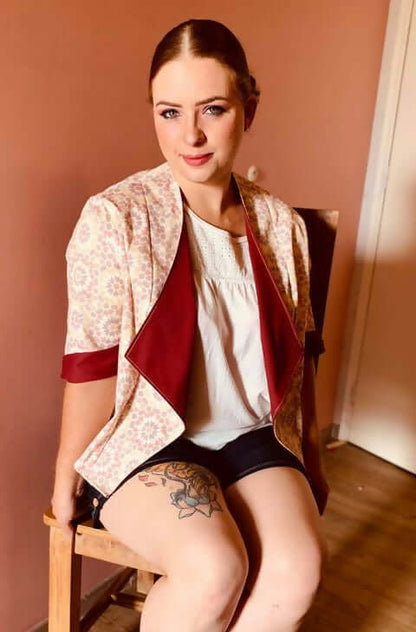 Femme portant la Veste Cybèle - T36 à 50, patron de couture pdf à télécharger, élégance chic avec manches trois quarts et revers au col.