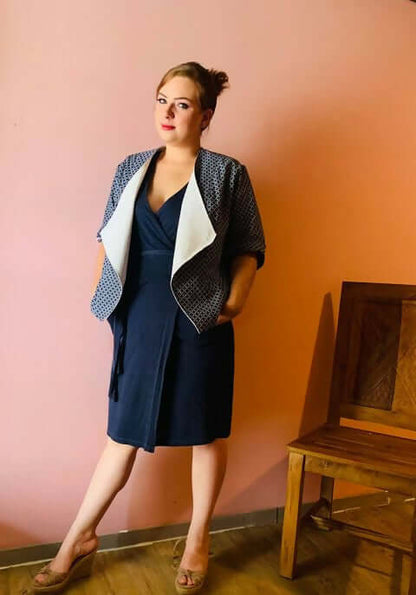 Modèle portant la Veste Cybèle - T36 à 50 avec une tenue élégante, patron de couture pdf à télécharger chic et polyvalent.