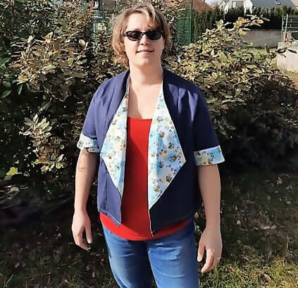 Femme portant la Veste Cybèle - T36 à 50, élégante avec col revers; patron de couture pdf à télécharger.