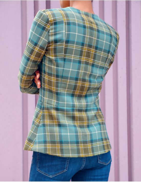 Veste Ginger ajustée en tissu à carreaux, patron de couture pdf à télécharger, vue de dos avec une basque prononcée.