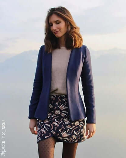 Femme portant une Veste Ginger, patron de couture PDF à télécharger, mettant en valeur les courbes féminines avec un style contemporain.