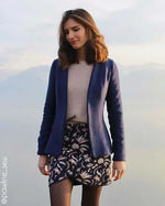 Femme portant une Veste Ginger, patron de couture PDF à télécharger, mettant en valeur les courbes féminines avec un style contemporain.