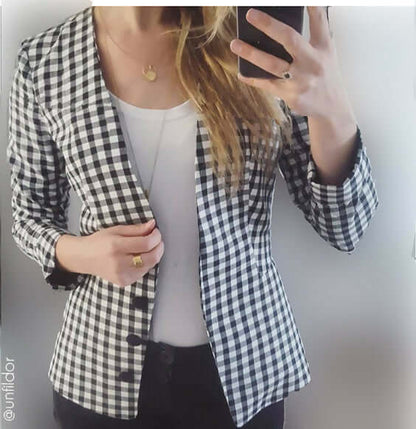 Femme portant la Veste Ginger en tissu à carreaux, modèle de patron de couture pdf à télécharger, style moderne et élégant.