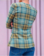 Veste Ginger ajustée en tissu à carreaux, patron de couture pdf à télécharger, vue de dos avec une basque prononcée.