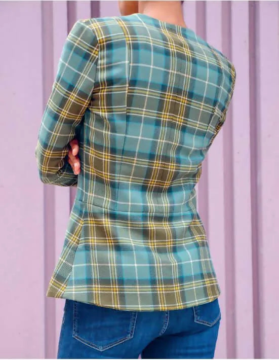 Veste Ginger ajustée en tissu à carreaux, patron de couture pdf à télécharger, vue de dos avec une basque prononcée.