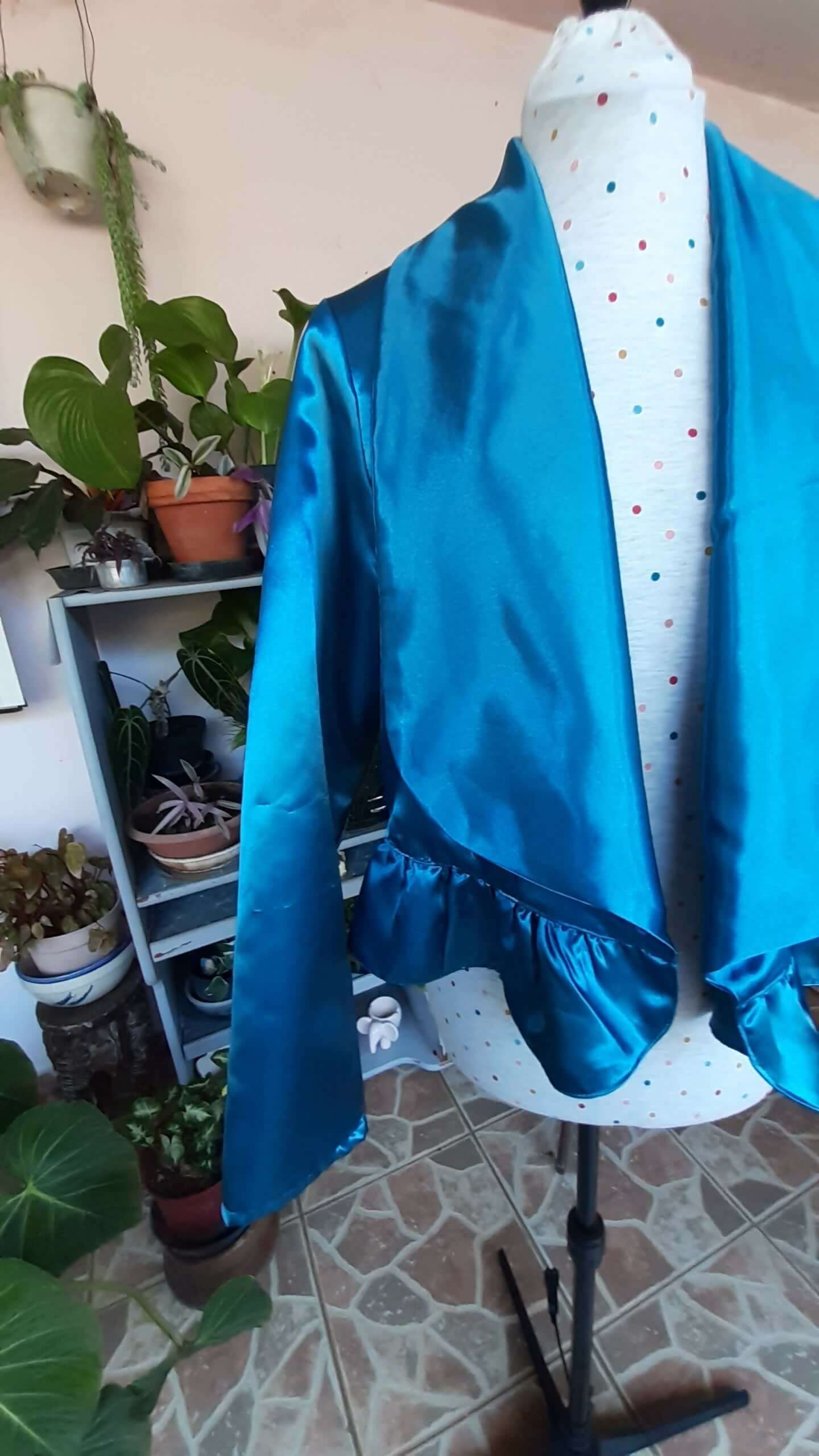 Veste Khoros - T36 à 50, patron de couture PDF à télécharger, élégante veste bleue avec basque et col châle sur mannequin.