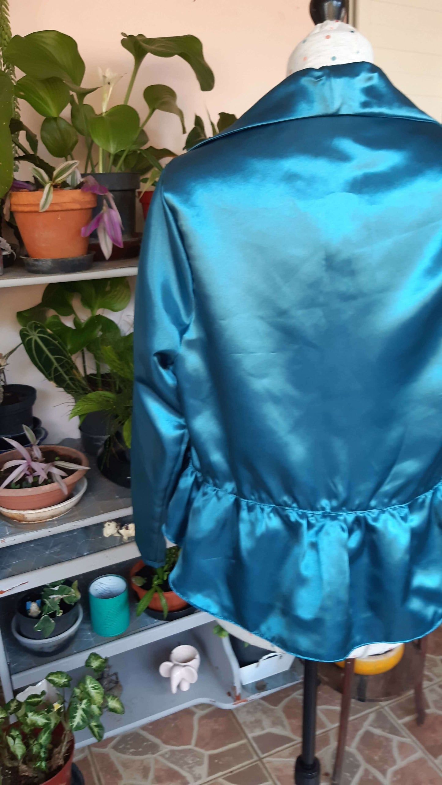 Veste Khoros - T36 à 50, patron de couture pdf à télécharger, présentée sur un mannequin avec basque et col châle élégant.