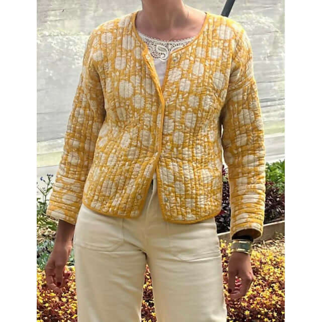 Femme portant la Veste Monet en jaune avec manches longues, patron de couture pdf à télécharger.