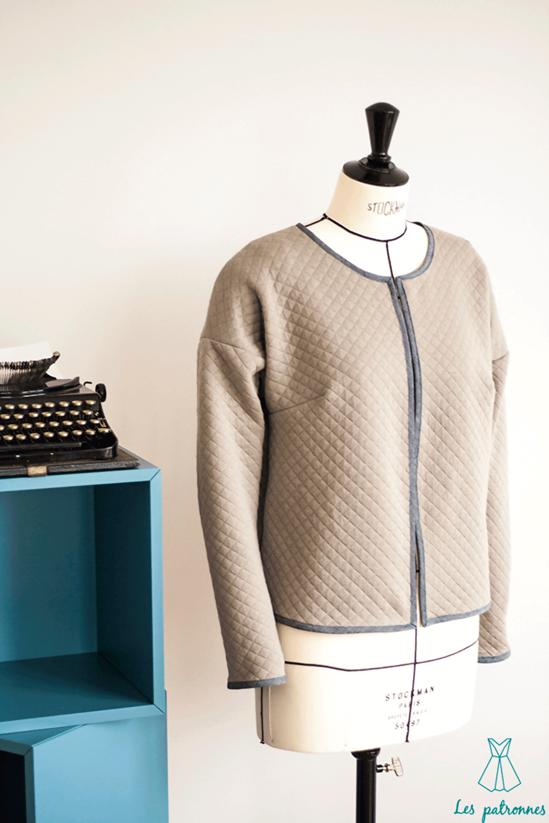 Veste Monet sur mannequin, patron de couture pdf à télécharger, avec finitions au biais et sans col, parfait pour créations multiples.