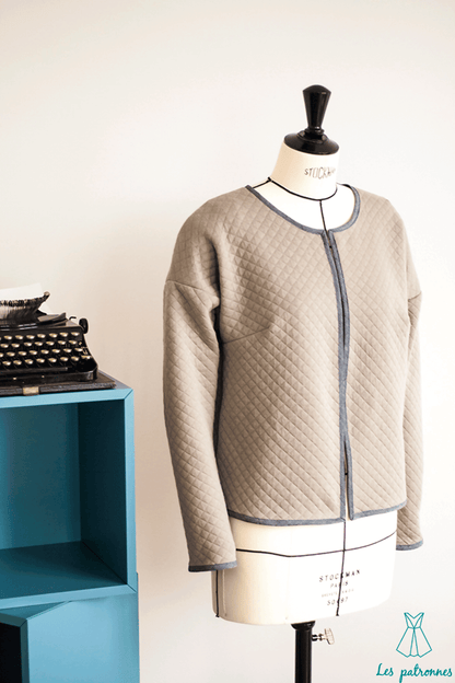 Veste Monet sur mannequin, patron de couture pdf à télécharger, avec finitions au biais et sans col, parfait pour créations multiples.