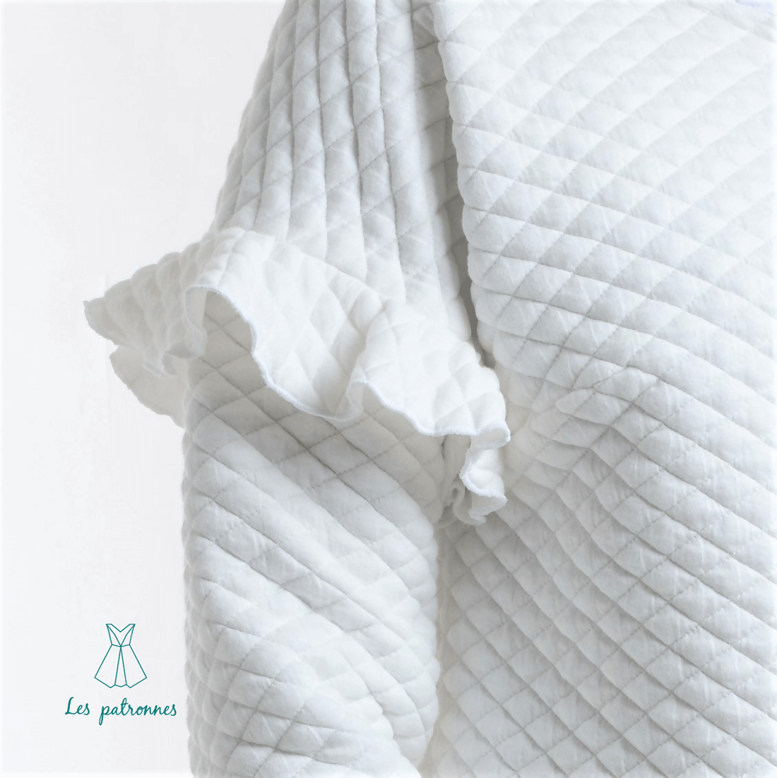 Manche avec volant de la Veste Monet, patron de couture pdf à télécharger, finition biais, style sans col, vêtement chic et adaptable.