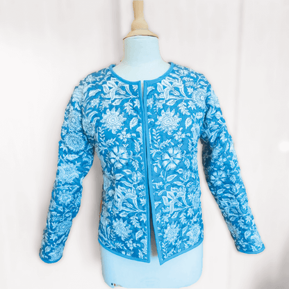 Veste Monet sur mannequin, patron de couture pdf à télécharger, sans col, manches longues, motif floral, finitions au biais.